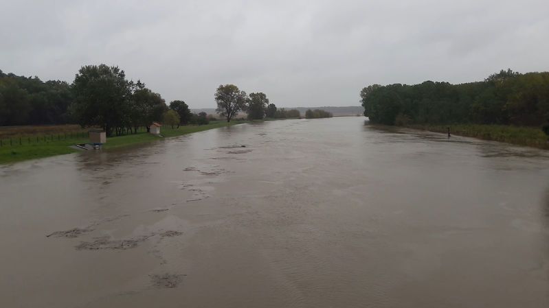 Vytrvalý déšť rozvodnil řeky, na třetím stupni jsou dvě desítky míst
